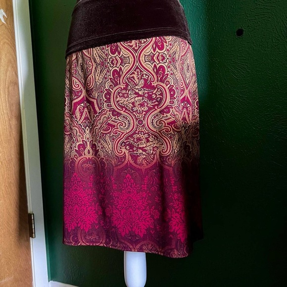 Red and Gold Patterned Skirt - Picture 2 of 4